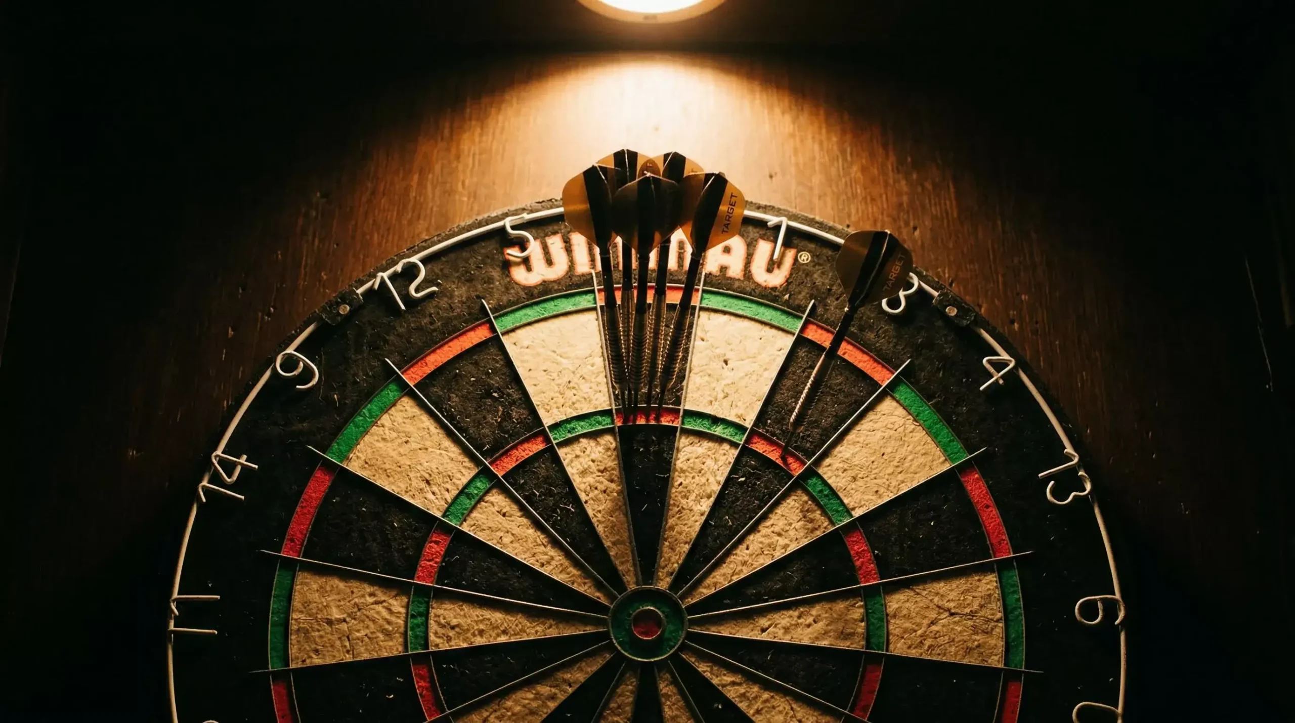 Dartscheibe mit neun perfekt platzierten Pfeilen für den perfekten Leg – 9-Darter Spezialwette