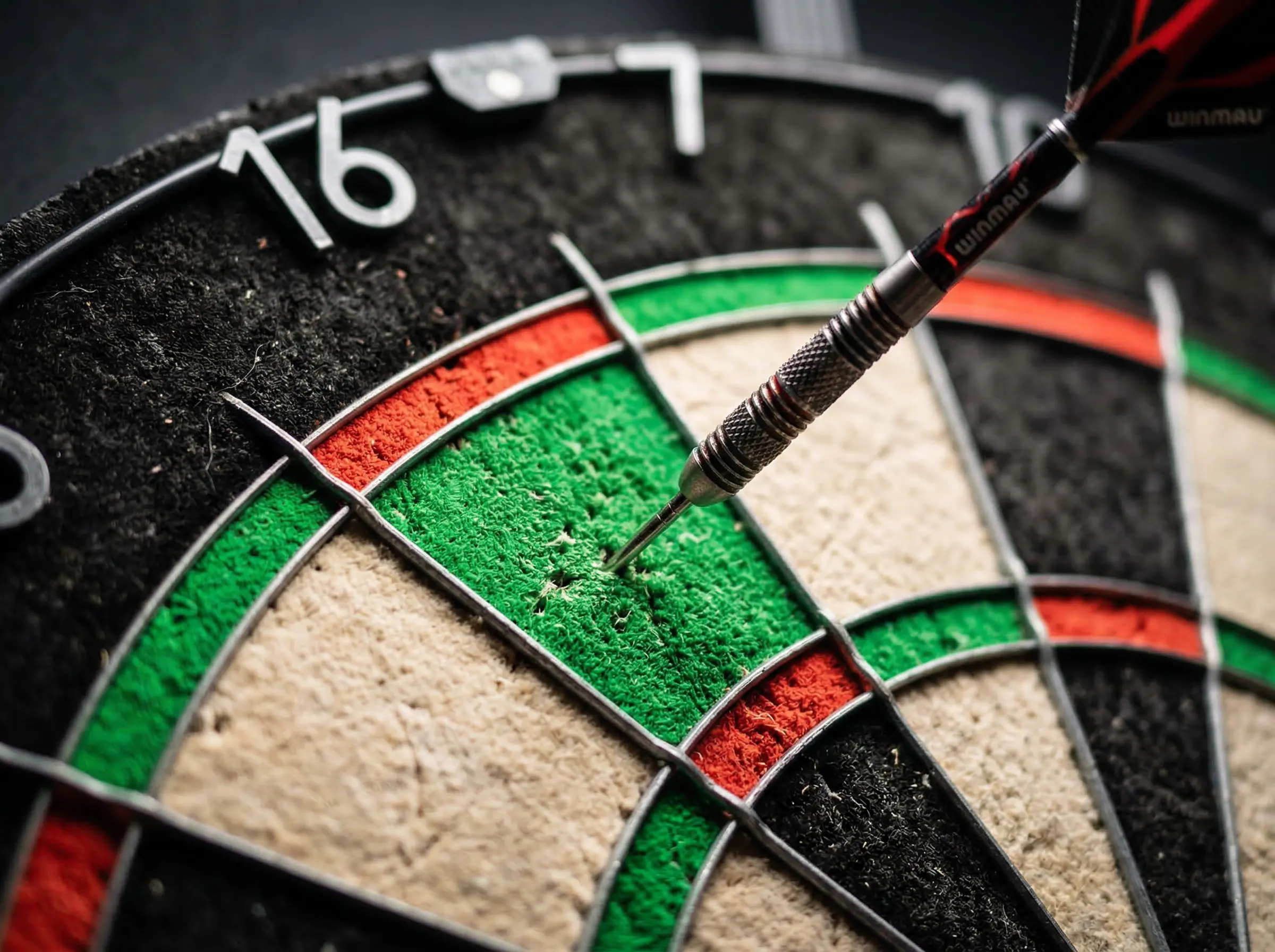 Dartpfeil steckt im Doppelfeld einer Dartscheibe – Checkout-Quote als Kennzahl für Darts-Wetten
