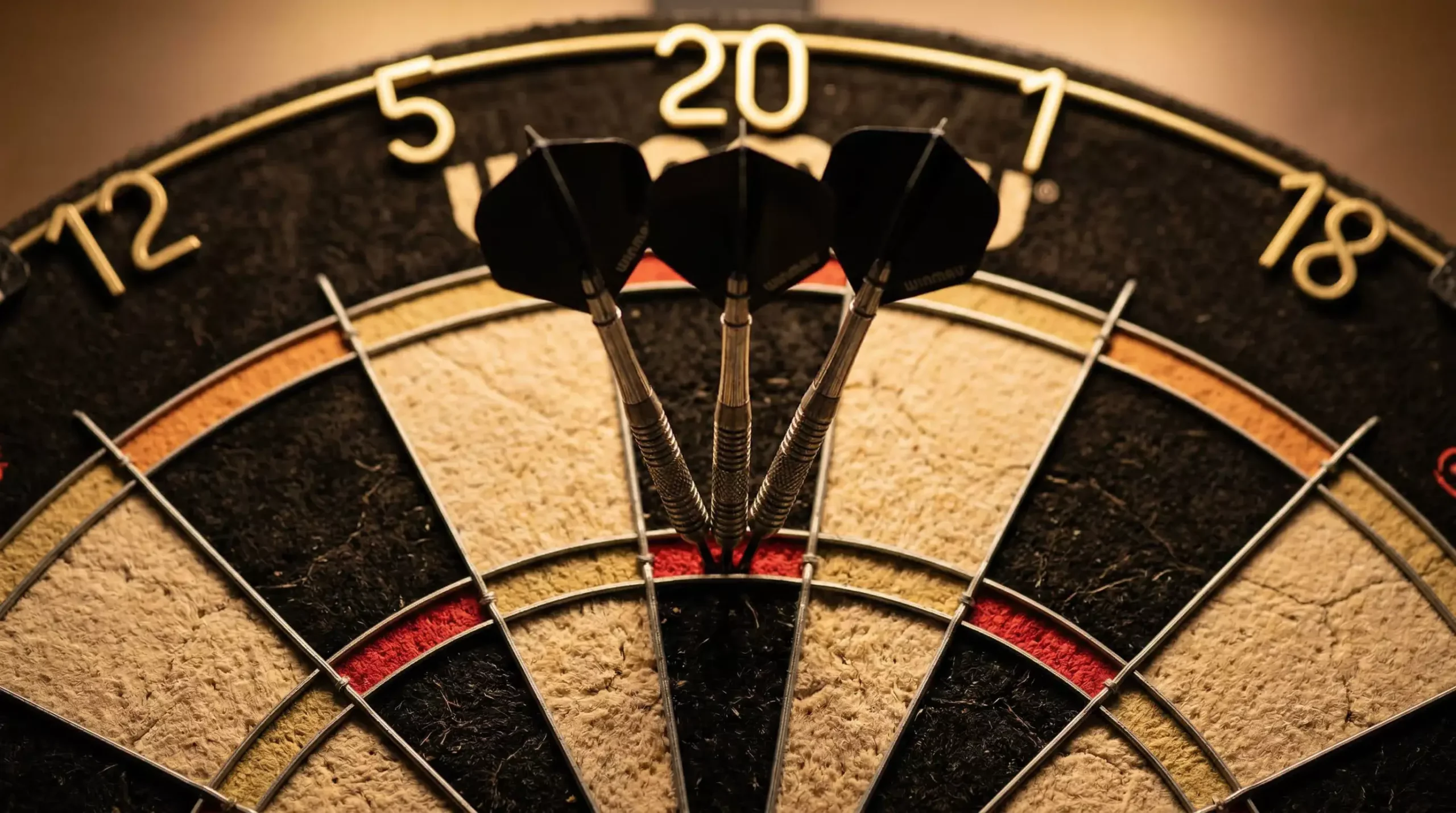 Drei Dartpfeile perfekt im Triple-20-Segment einer Dartscheibe – 180er-Analyse für Darts-Wetten