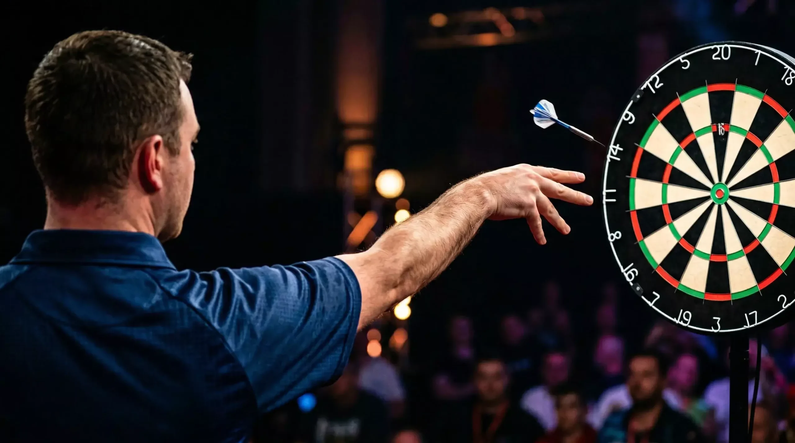 Darts-Spieler konzentriert sich auf das Doppelfeld beim ersten Wurf – Double-In-Format beim Grand Prix