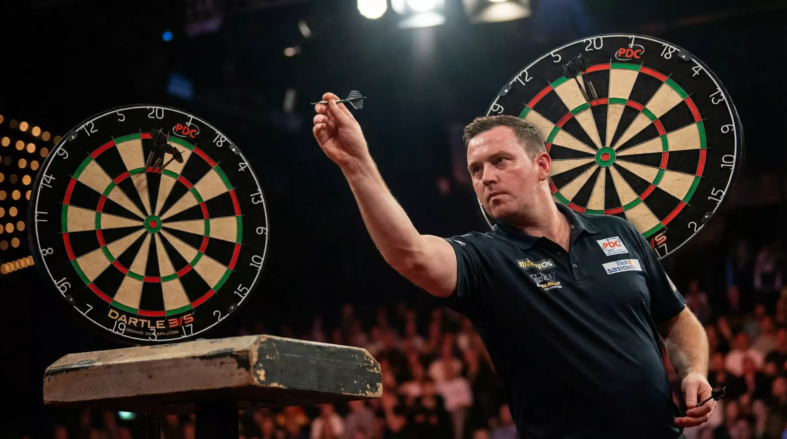 Darts-Spieler wirft auf die Doppelfelder einer Dartscheibe – Handicap-Wetten bei Darts erklärt