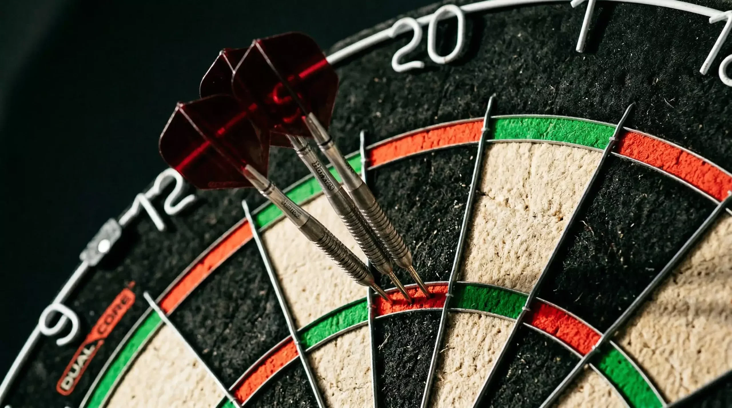 Dartscheibe mit drei Pfeilen im Triple-20-Feld – Over/Under 180er-Wetten bei Darts