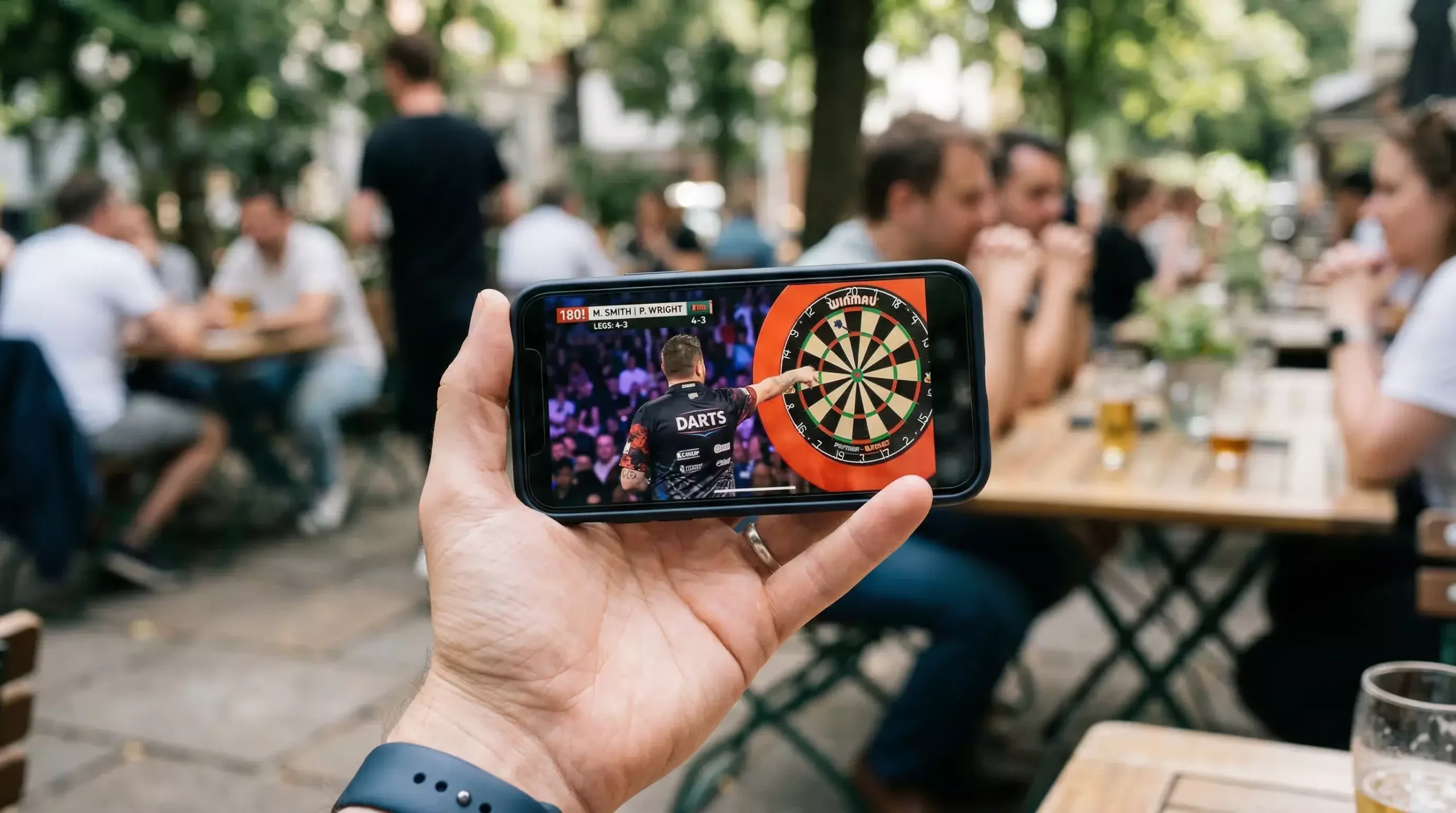 Darts-Spieler in einer kleinen Halle mit Sport1-Banner – Deutsche Darts Super League