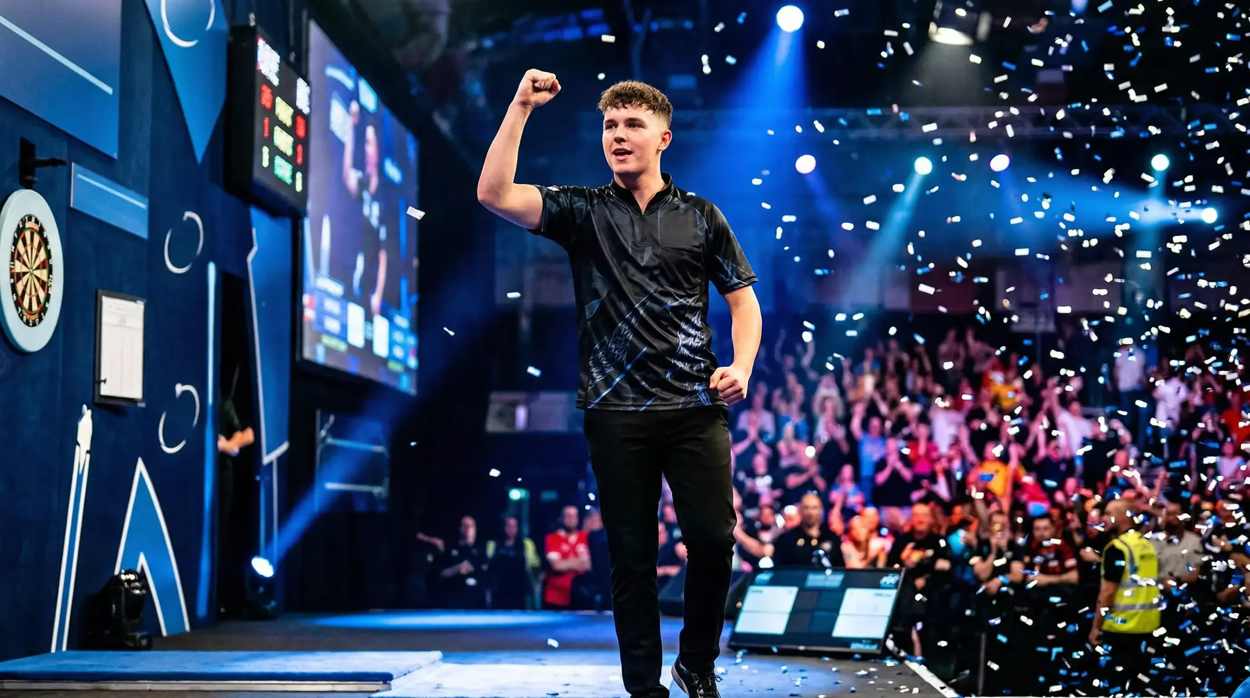 Junger Darts-Spieler feiert einen Treffer auf der PDC-Bühne vor jubelndem Publikum – Luke Littler Wett-Analyse