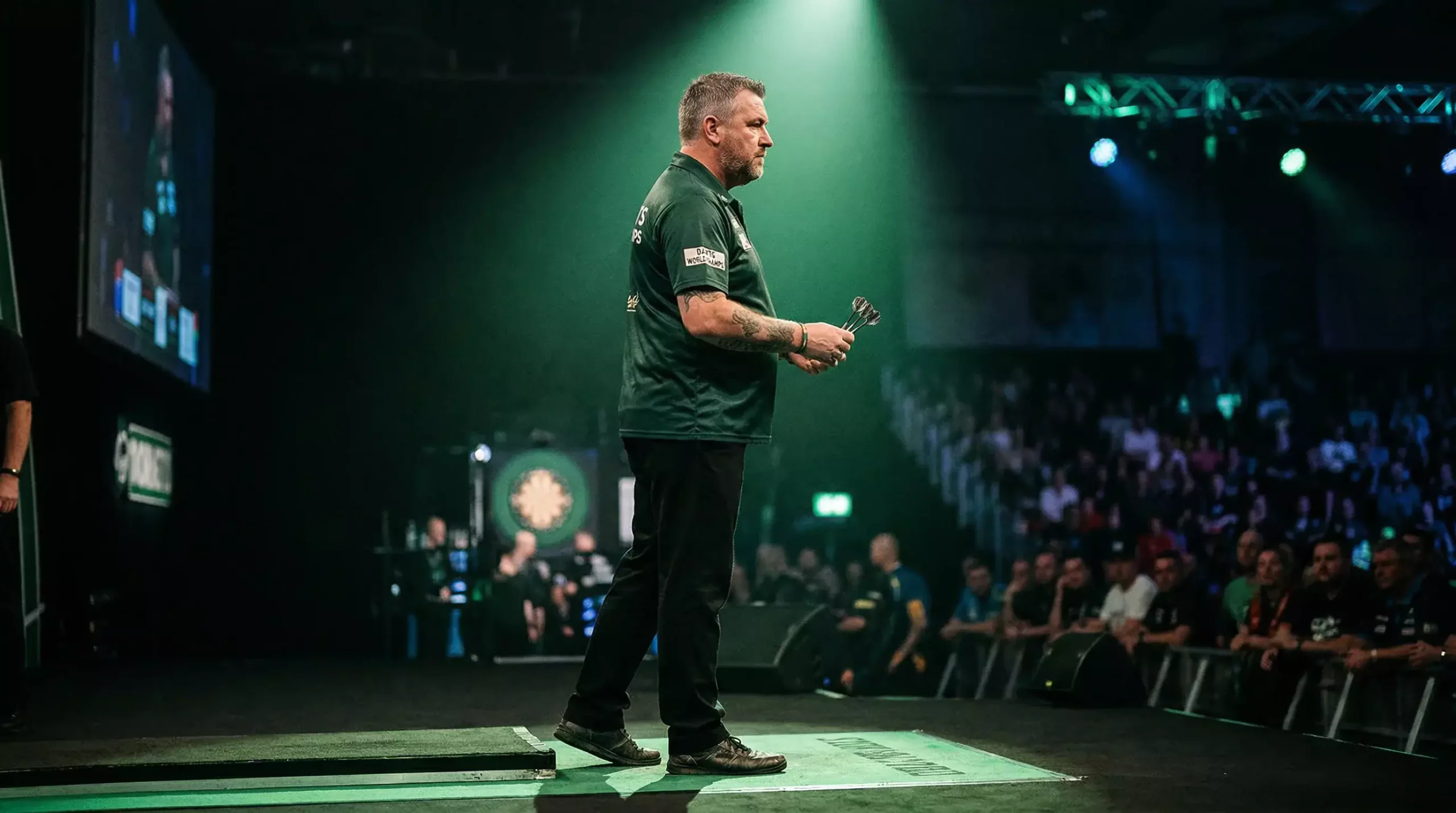 Erfahrener Darts-Spieler am Oche unter grünem Bühnenlicht – Michael van Gerwen Comeback-Analyse