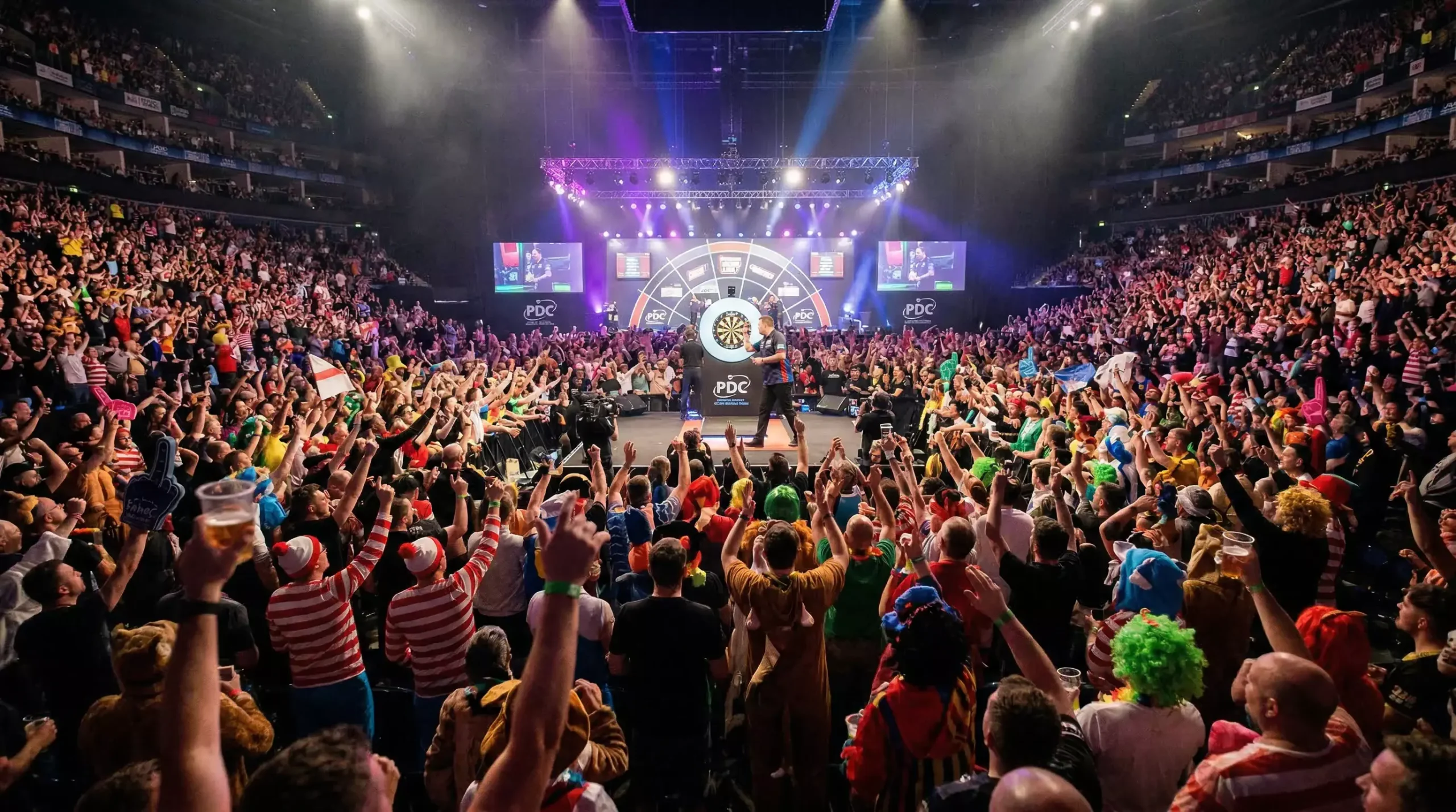 Darts-Arena mit vollen Zuschauerrängen und beleuchteter Bühne – Premier League Darts Night